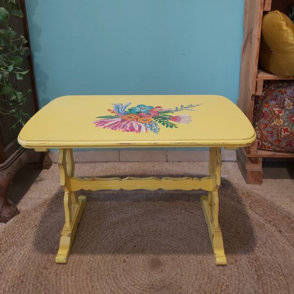 שולחן כפרי צהוב פרחוני