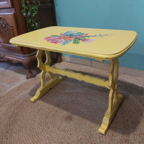 שולחן כפרי צהוב פרחוני